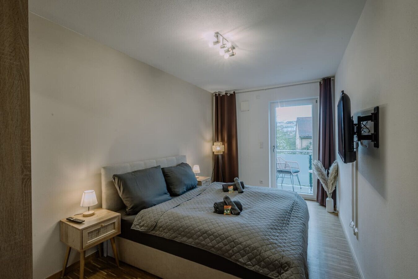 2 bedrooms, desk, WiFi, bed sheets