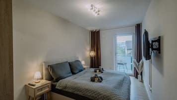 2 bedrooms, desk, WiFi, bed sheets