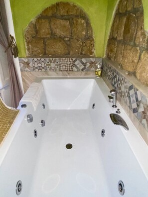 Boblebad, hårføner, bidé og håndklær