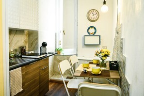 Refrigerador, microondas, placa de cocina, cafetera/tetera