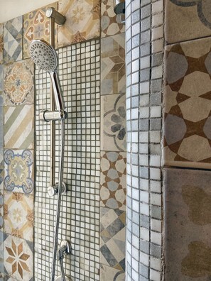 Jetted tub, hair dryer, bidet, towels