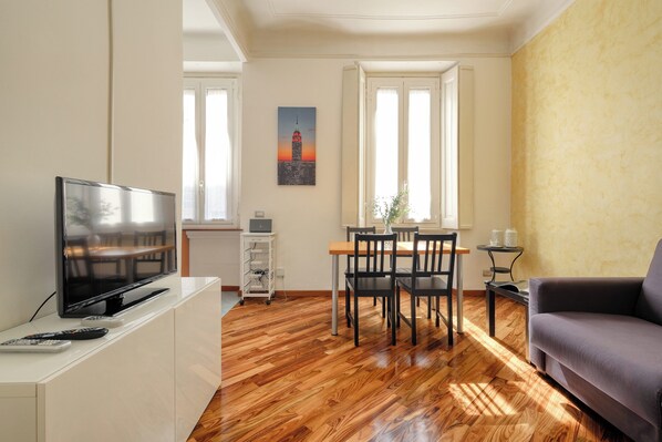 Appartement Standard | Coin séjour | TV connectée de 43 pouces avec chaînes numériques