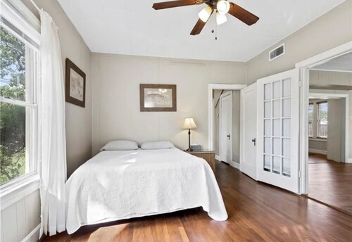 Spacious 6-bedroom house in lovely Corpus Christi 1 block from Ocean Dr.