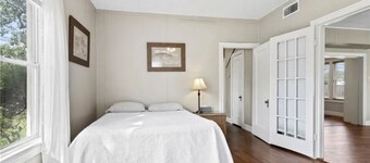 Spacious 6-bedroom house in lovely Corpus Christi 1 block from Ocean Dr.