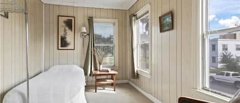 6 bedrooms, iron/ironing board, WiFi, bed sheets