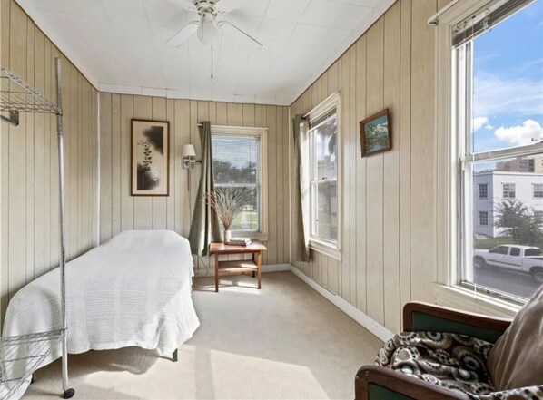 6 bedrooms, iron/ironing board, WiFi, bed sheets