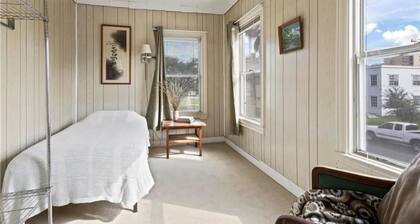 Spacious 6-bedroom house in lovely Corpus Christi 1 block from Ocean Dr.