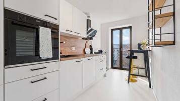 Kühlschrank, Mikrowelle, Ofen, Herdplatte