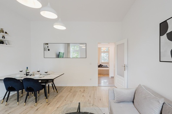 Tasteful dining area with wall-mounted TV and open shelves – stylish and practical for every occasion.