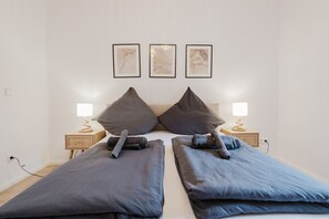 2 bedrooms, desk, WiFi, bed sheets