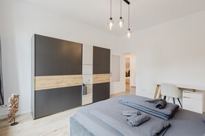 2 bedrooms, desk, WiFi, bed sheets