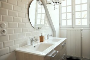 Deluxe Quadruple Room | Bathroom