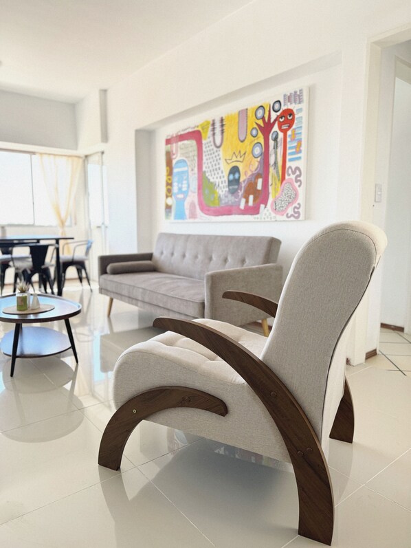 Smart TV, tavolo da ping pong, libri