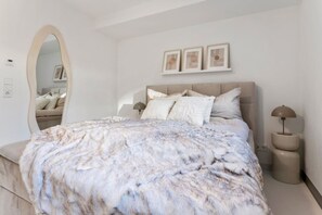 1 bedroom, desk, iron/ironing board, WiFi - Stuttgart Lux Living| Stylish Living in the Center (Stuttgart)