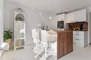 Kjøleskap, mikrobølgeovn, ovn og kokeplater