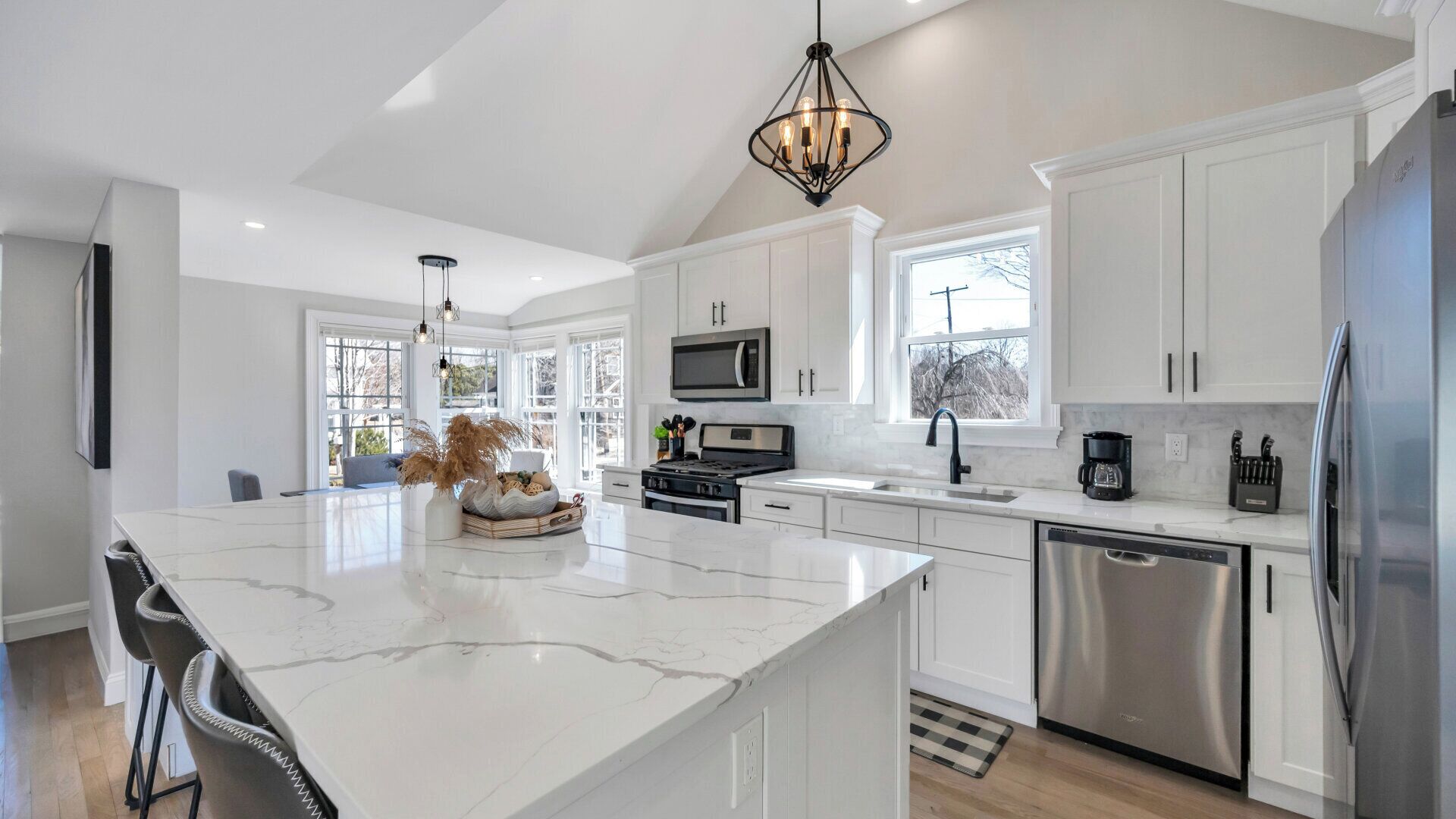 Microondas, horno, placa de cocina y cafetera o tetera