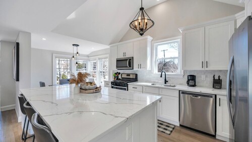 Modern home in Greenport, close to beaches, outdoor dining, perfect for families