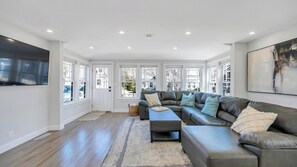 Smart TV - Modern home in Greenport, close to beaches, outdoor dining, perfect for families (Greenport)