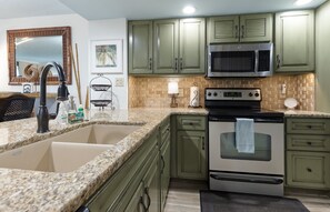 Køleskab, mikrobølgeovn, ovn, kogeplade