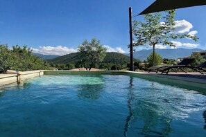 A clear swimming pool with a view of mountains and trees in the background. - Charming villa Jo Poggi - Private swimming pool - Near Saint-Florent (SAINT FLORENT)