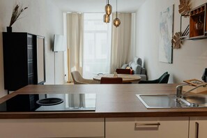 Réfrigérateur, micro-ondes, four, plaque de cuisson