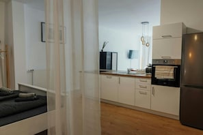 Réfrigérateur, four à micro-ondes, un four, surface de cuisson