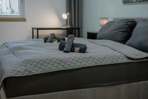 2 makuuhuonetta, työpöytä, Wi-Fi, vuodevaatteet