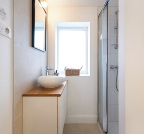 Douche, sèche-cheveux, serviettes fournies
