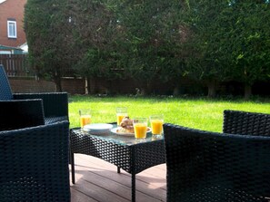 Outdoor dining - Modern Town House, on the edge of Caernarfon - Pass the Keys (Caernarfon)