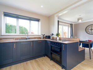 Fridge, microwave, oven, dishwasher - Modern Town House, on the edge of Caernarfon - Pass the Keys (Caernarfon)