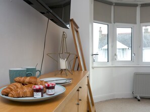 Dining - Spacious Property Near to Marina - Pass the Keys (Holyhead)