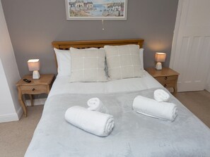 3 bedrooms, iron/ironing board, free WiFi, bed sheets - Spacious Property Near to Marina - Pass the Keys (Holyhead)