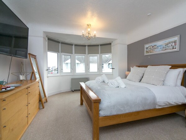 3 bedrooms, iron/ironing board, free WiFi, bed sheets