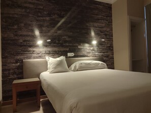 Dundyner, skrivebord, skrivebord for bærbar PC og blendingsgardiner