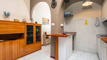 Kühlschrank, Ofen, Herdplatte, Wasserkocher mit Kaffee-/Teezubehör