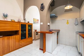 Een koelkast, een oven, een kookplaat, een koffiezetapparaat/waterkoker