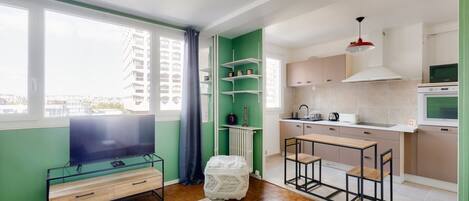 Kühlschrank, Mikrowelle, Ofen, Herdplatte