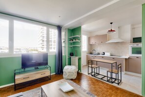 Geladeira, micro-ondas, fogão, cooktop