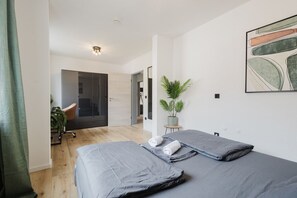 2 bedrooms, desk, WiFi, bed sheets - Stylish apartment at the Dreiflüsseeck (Passau)