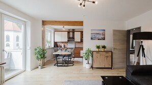 Ein modernes Apartment mit Essbereich, Küche und Wohnbereich.