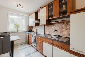 Fridge, oven, stovetop, dishwasher