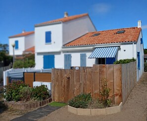 A residential area with white houses, red-tiled roofs, and wooden fences. - Atlantique 165 (La Faute-sur-Mer)