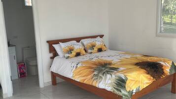 Deluxe-Studiosuite, 1 Queen-Bett, Meerblick | Bettwäsche aus ägyptischer Baumwolle, hochwertige Bettwaren