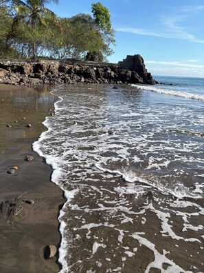 Vlak bij het strand, zwart zand, 2 strandbars
