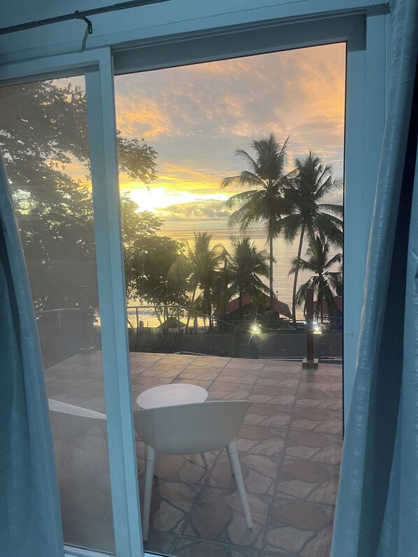 Deluxe studio suite, 1 queensize bed, uitzicht op zee | Uitzicht vanuit de kamer