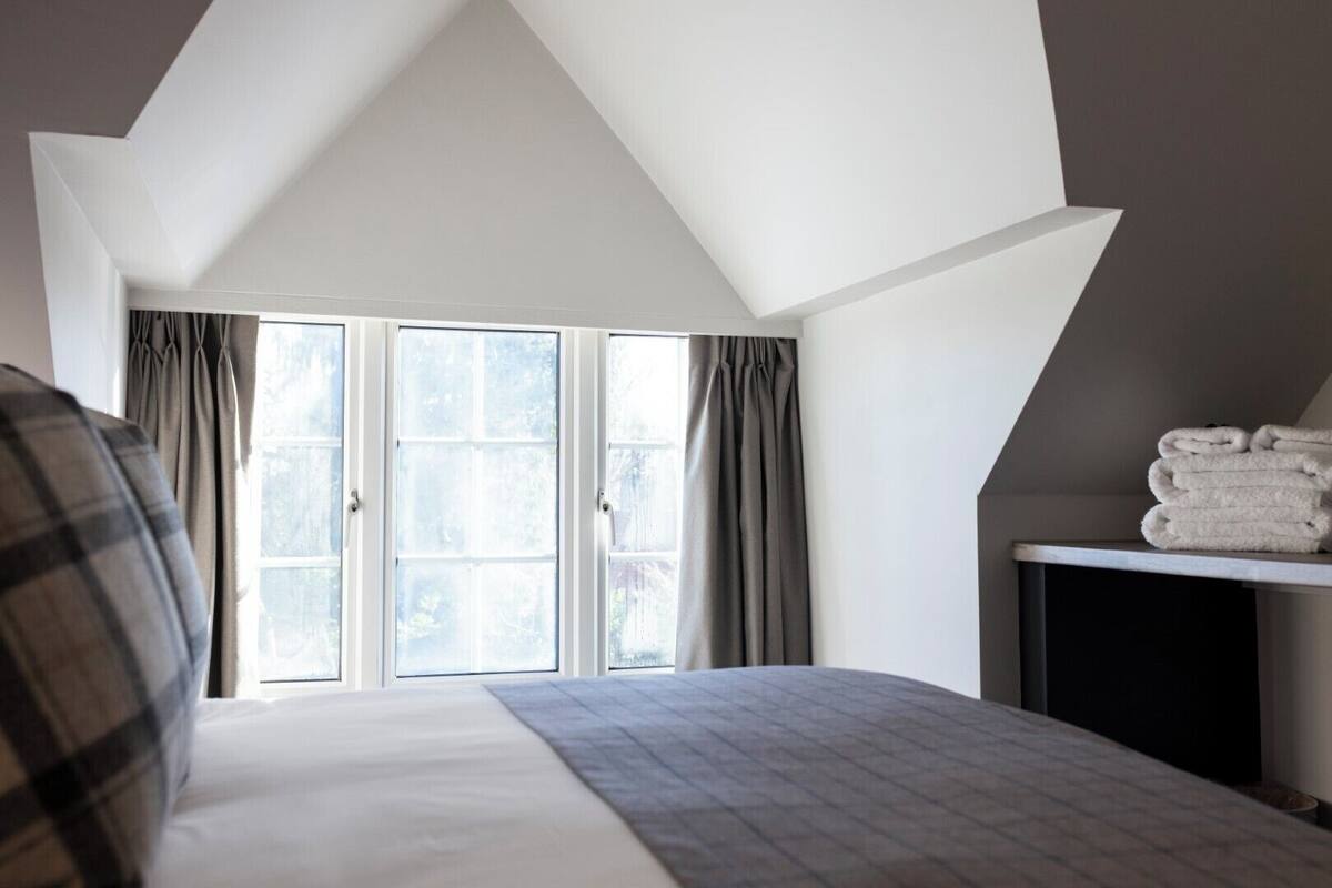 Standard Double Room: | Bàn, khu vực làm việc phù hợp cho laptop, màn/rèm cản sáng 