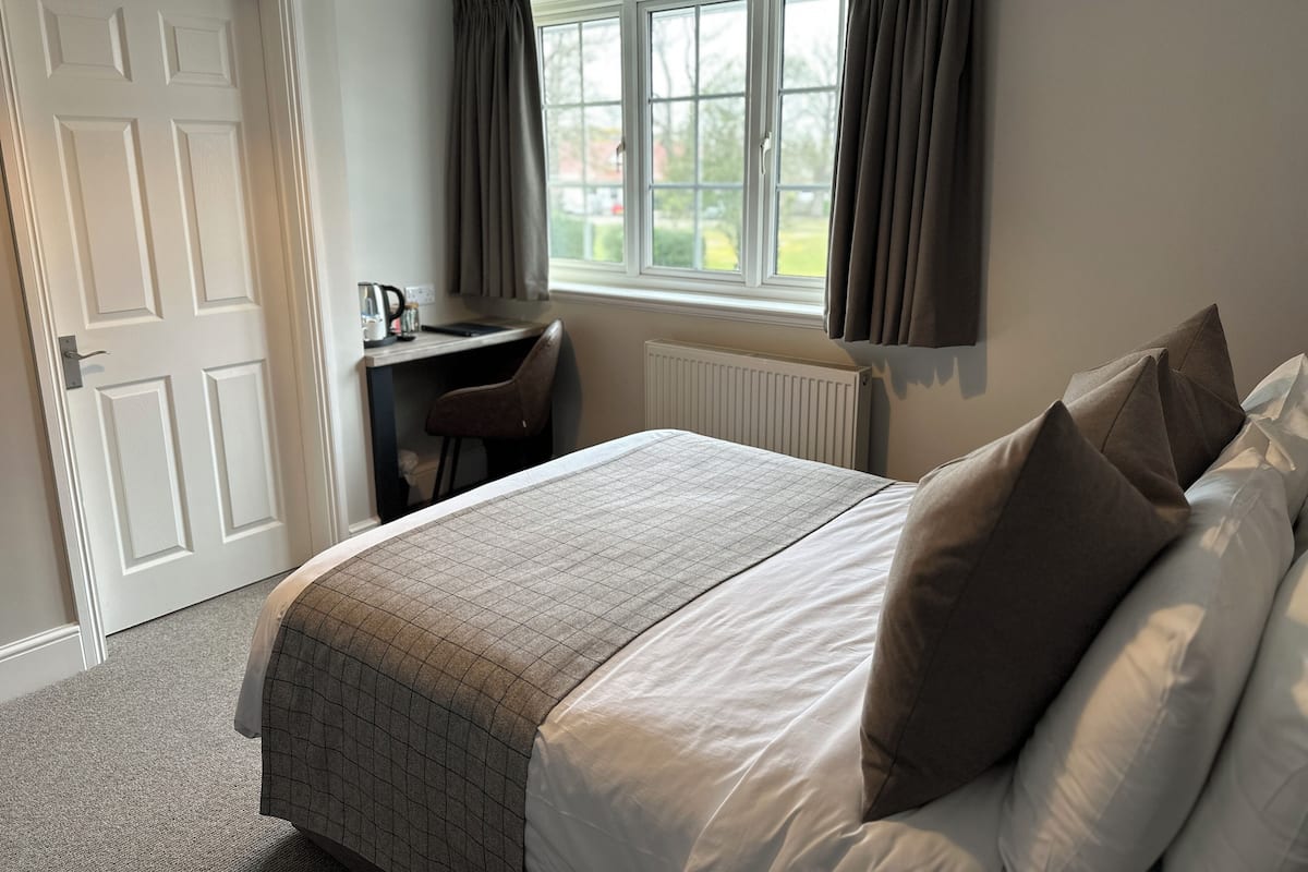Standard Double Room: | Escritorio, espacio para trabajar con laptop y cortinas blackout