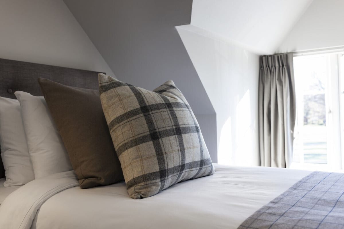 Single Room | Escritorio, espacio para trabajar con laptop y cortinas blackout