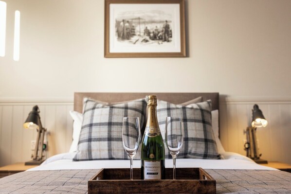 Standard Double Room | Skrivebord, skrivebord for bærbar PC og blendingsgardiner