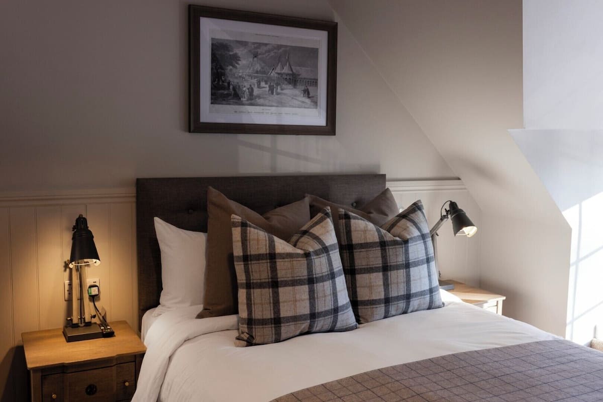 Standard Double Room: | Escritorio, espacio para trabajar con laptop y cortinas blackout